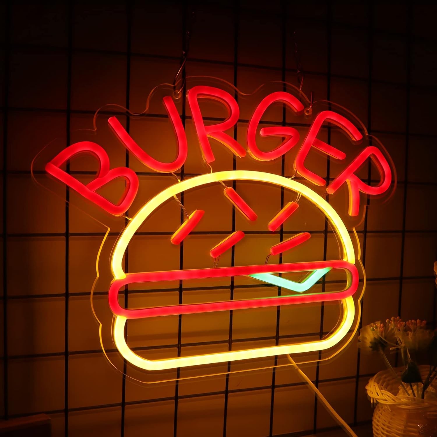 Неоновая вывеска с логотипом гамбургера на стене